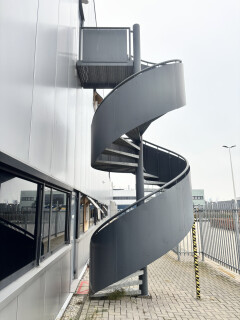 2x stalen spiltrap / wenteltrap met bordes (ijzeren trap) - Foto 1