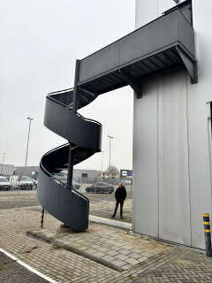 2x stalen spiltrap / wenteltrap met bordes (ijzeren trap) - Foto 2