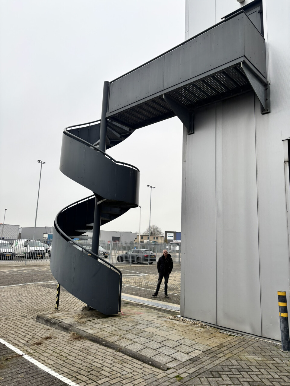 2x stalen spiltrap / wenteltrap met bordes (ijzeren trap) - Foto 2