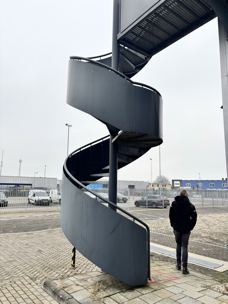 2x stalen spiltrap / wenteltrap met bordes (ijzeren trap) - Foto 3