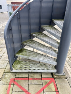 2x stalen spiltrap / wenteltrap met bordes (ijzeren trap) - Foto 4