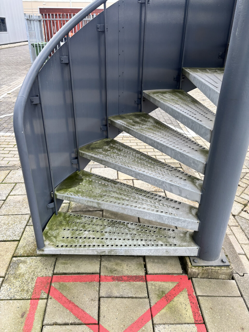 2x stalen spiltrap / wenteltrap met bordes (ijzeren trap) - Foto 4