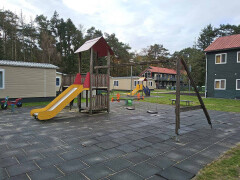 Speelhuisje met glijbaan en schommels - beschikbaar december/januari! - Foto 1