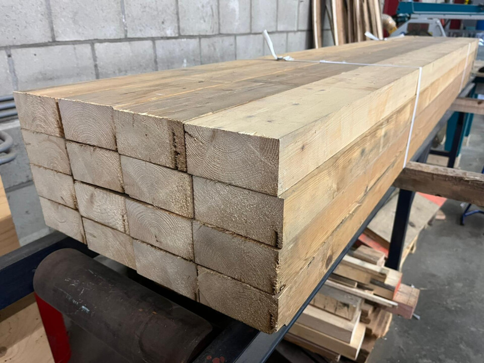 Vurenhouten balken uit circulaire zagerij