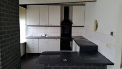 Witte keuken met zwart werkblad,. 285 x 210,5. Inductiekookplaat - Foto 1