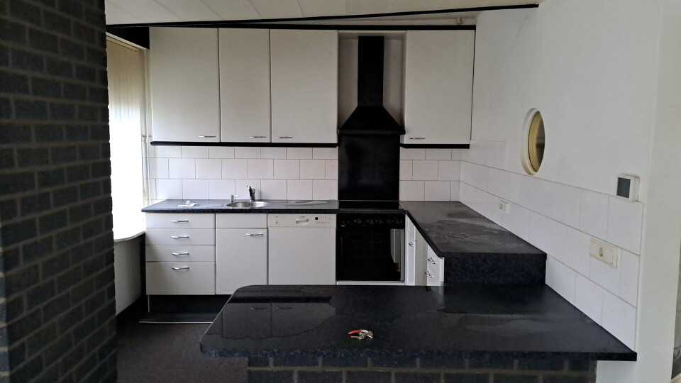 Witte keuken met zwart werkblad,. 285 x 210,5. Inductiekookplaat