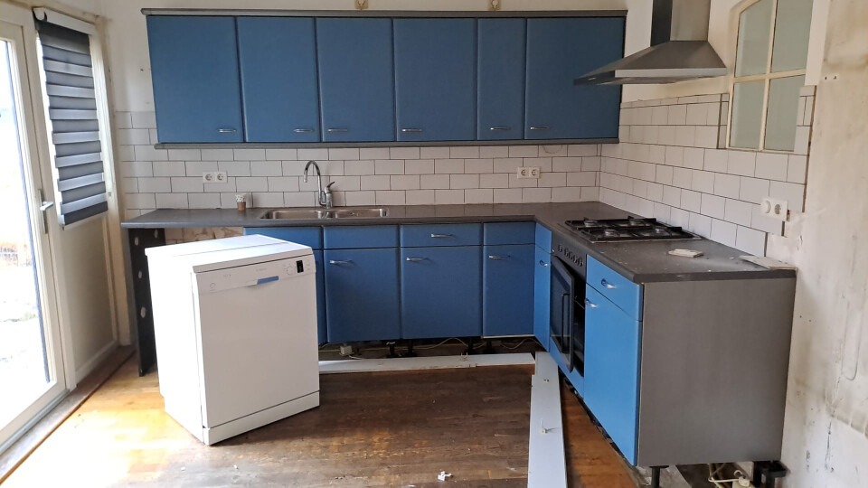 Modern ogende keuken. 294 x 210. Met oven, gasfornuis, afzuigkap en vaatwasser.