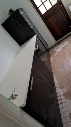 Moderne keuken zwart met wit werkblad, met gasfornuis, inbouwvaatwasser en -oven. - Foto 2