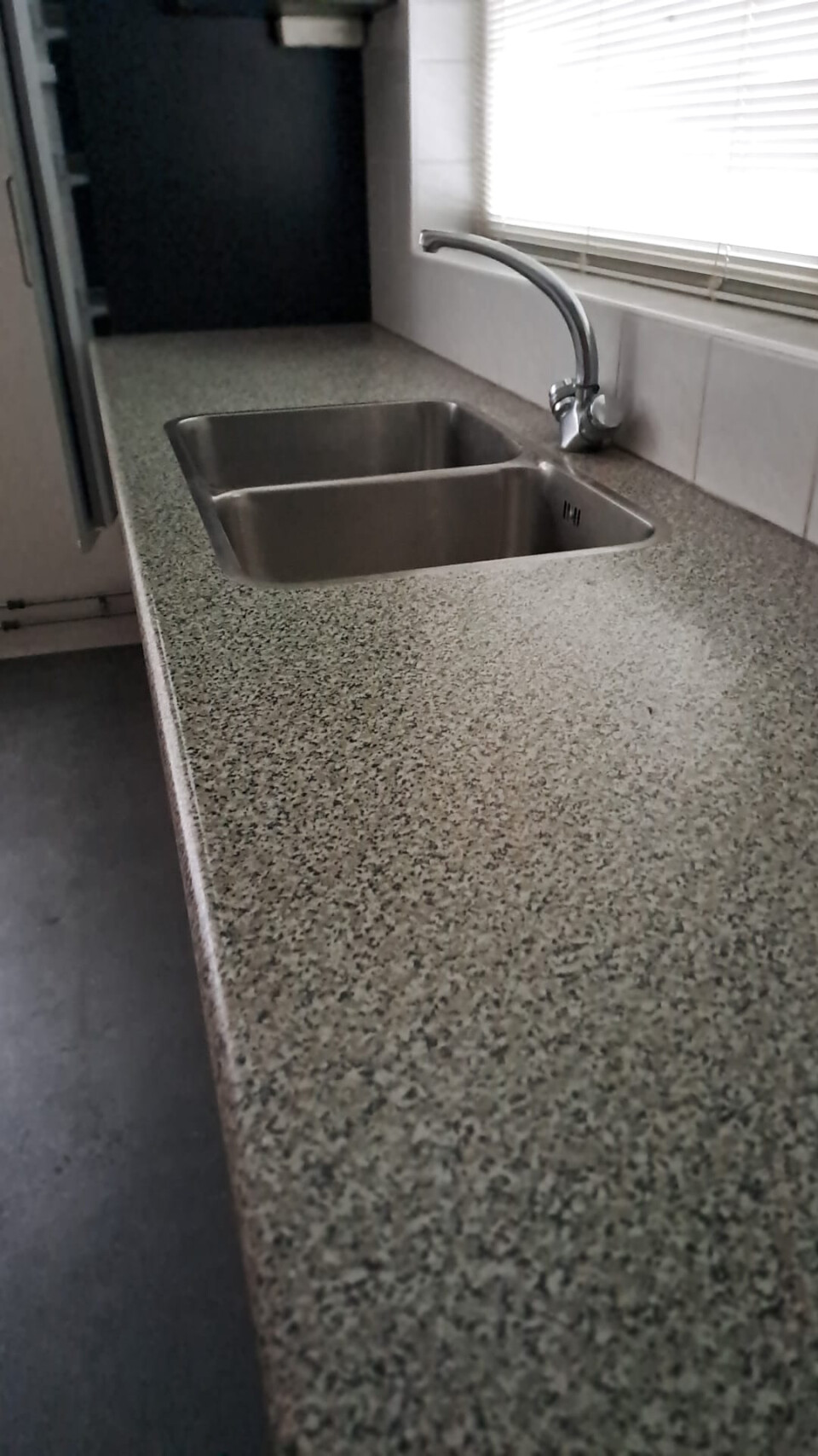 Lange keuken; 525 cm met gasfornuis, inbouwkoelkast, -afzuigkap en -oven.