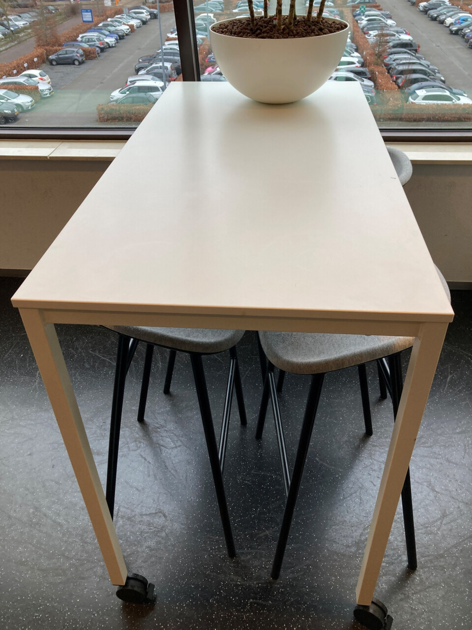 Hoge tafel op wielen