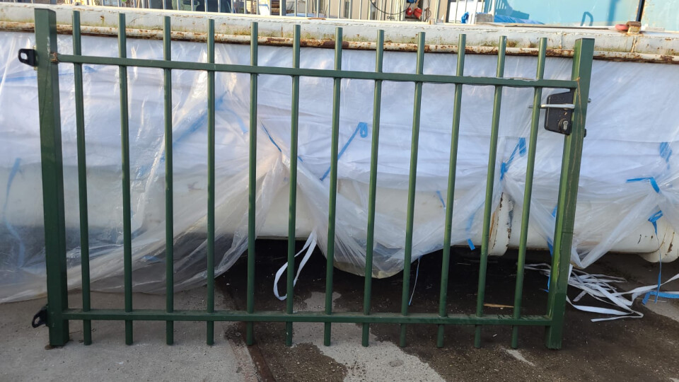 Groen gecoat hekwerk met poort