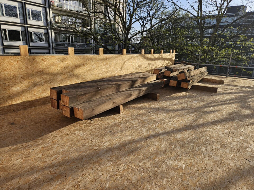 NAALDHOUTEN BALKEN VANUIT DAKGEBINTE KERK