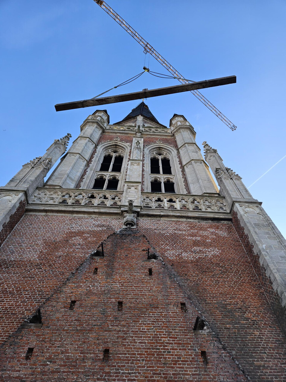 NAALDHOUTEN BALKEN VANUIT DAKGEBINTE KERK