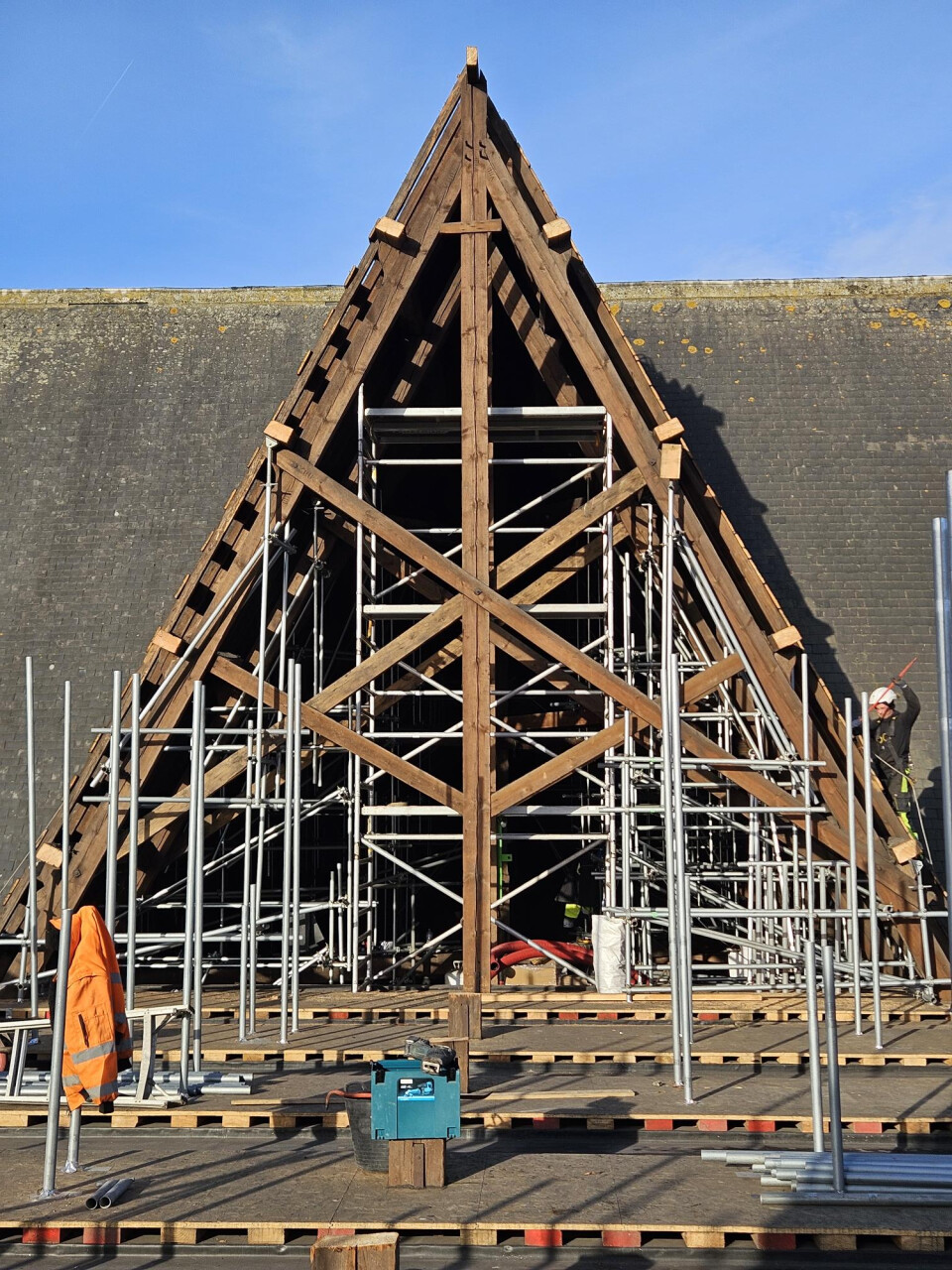 Naaldhouten balken vanuit dakgebinte kerk 01 - Foto 3
