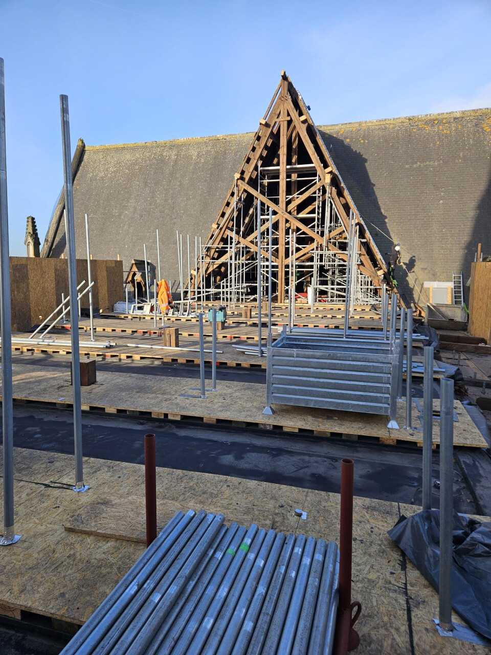 Naaldhouten balken vanuit dakgebinte kerk 01 - Foto 4