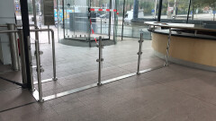 Glazen beveiligingshek met poort en tourniquet - Foto 1
