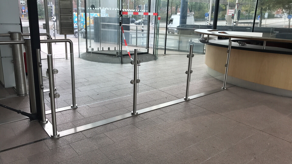 Glazen beveiligingshek met poort en tourniquet