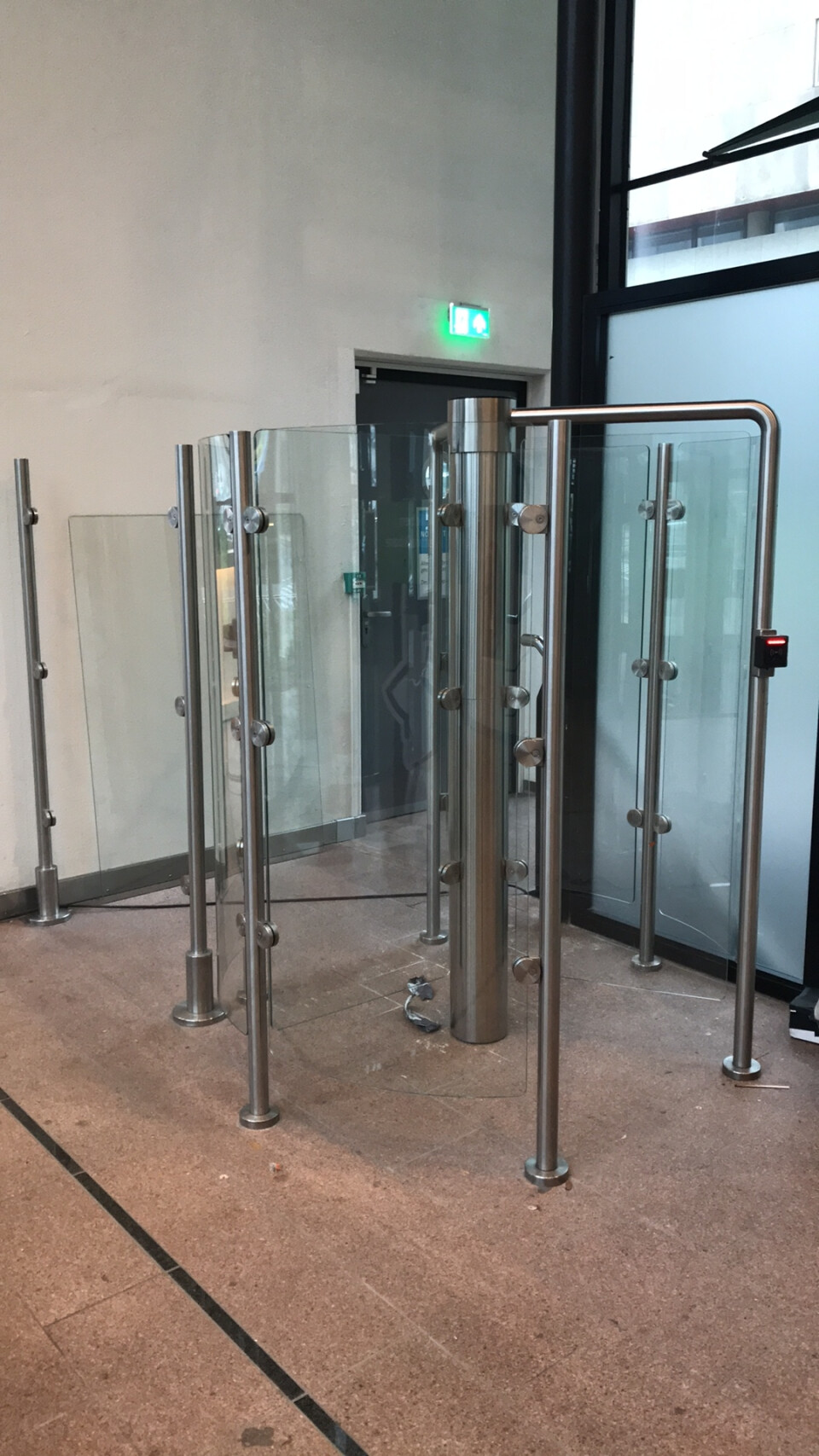 Glazen beveiligingshek met poort en tourniquet - Foto 3