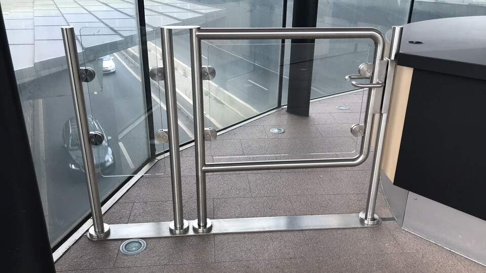 Glazen beveiligingshek met poort en tourniquet - Foto 5
