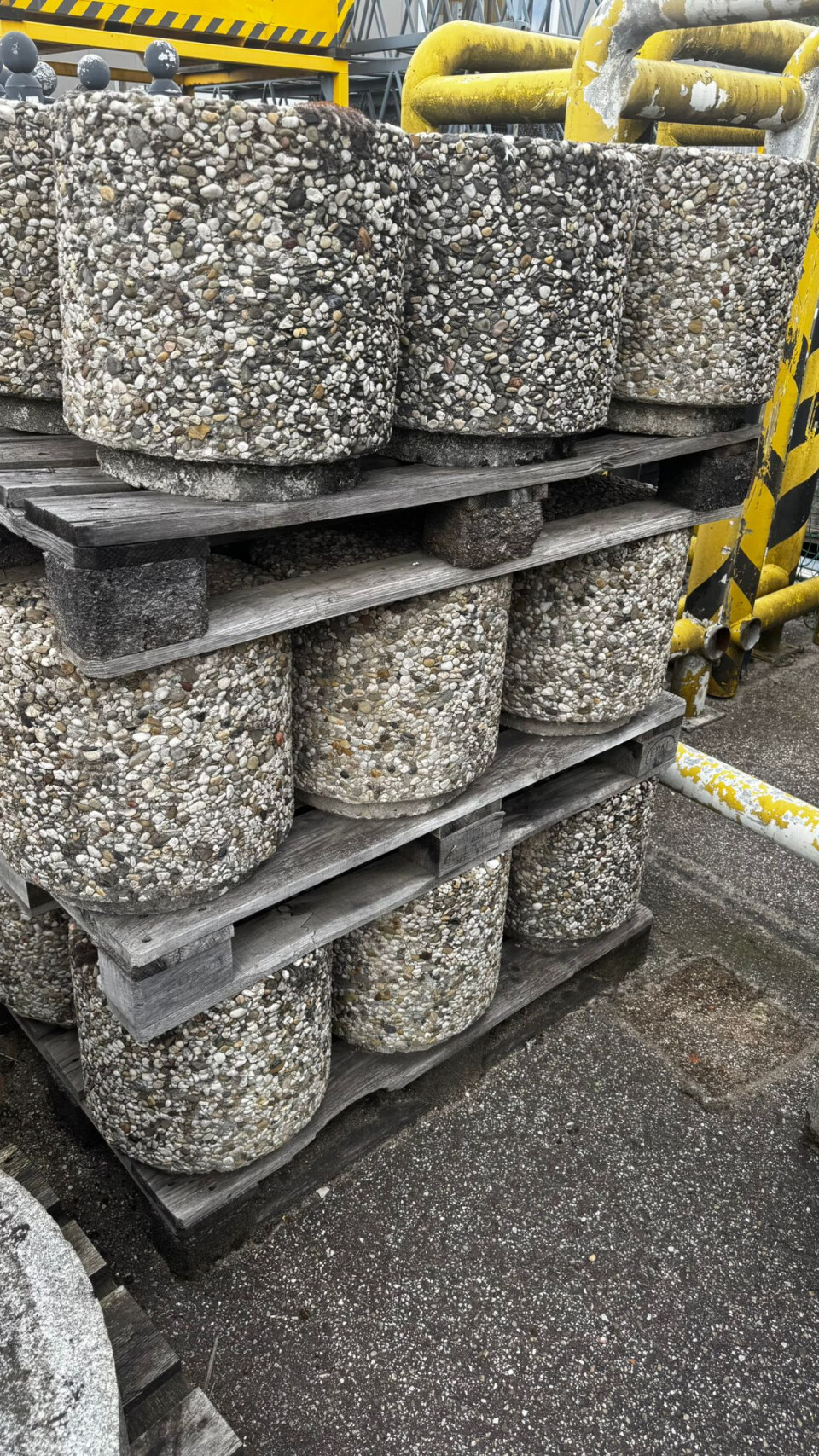 Betonnen sierpoefs