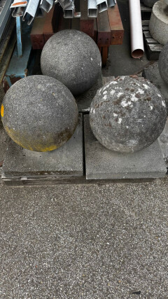 Betonnen sierbollen met sokkel / tuinbollen / afzetbollen - Foto 1