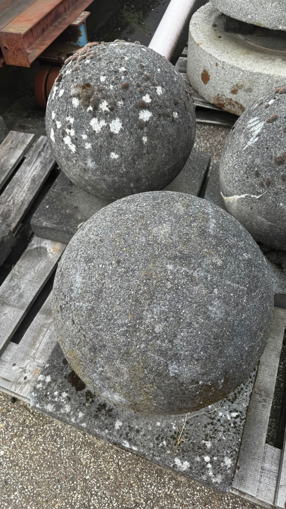 Betonnen sierbollen met sokkel / tuinbollen / afzetbollen - Foto 2