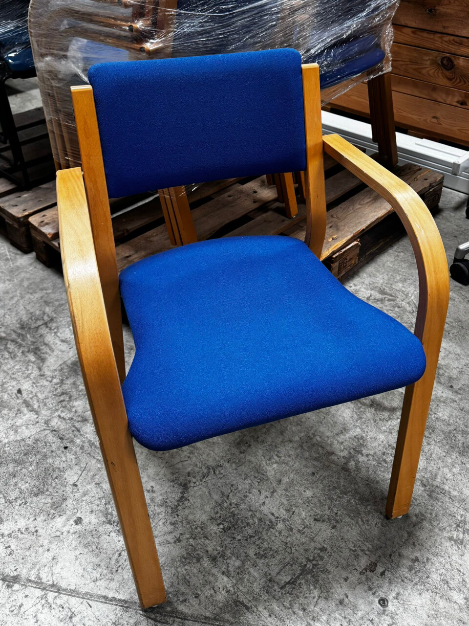 Vergaderstoelen – blauw gestoffeerd – Casala-stijl