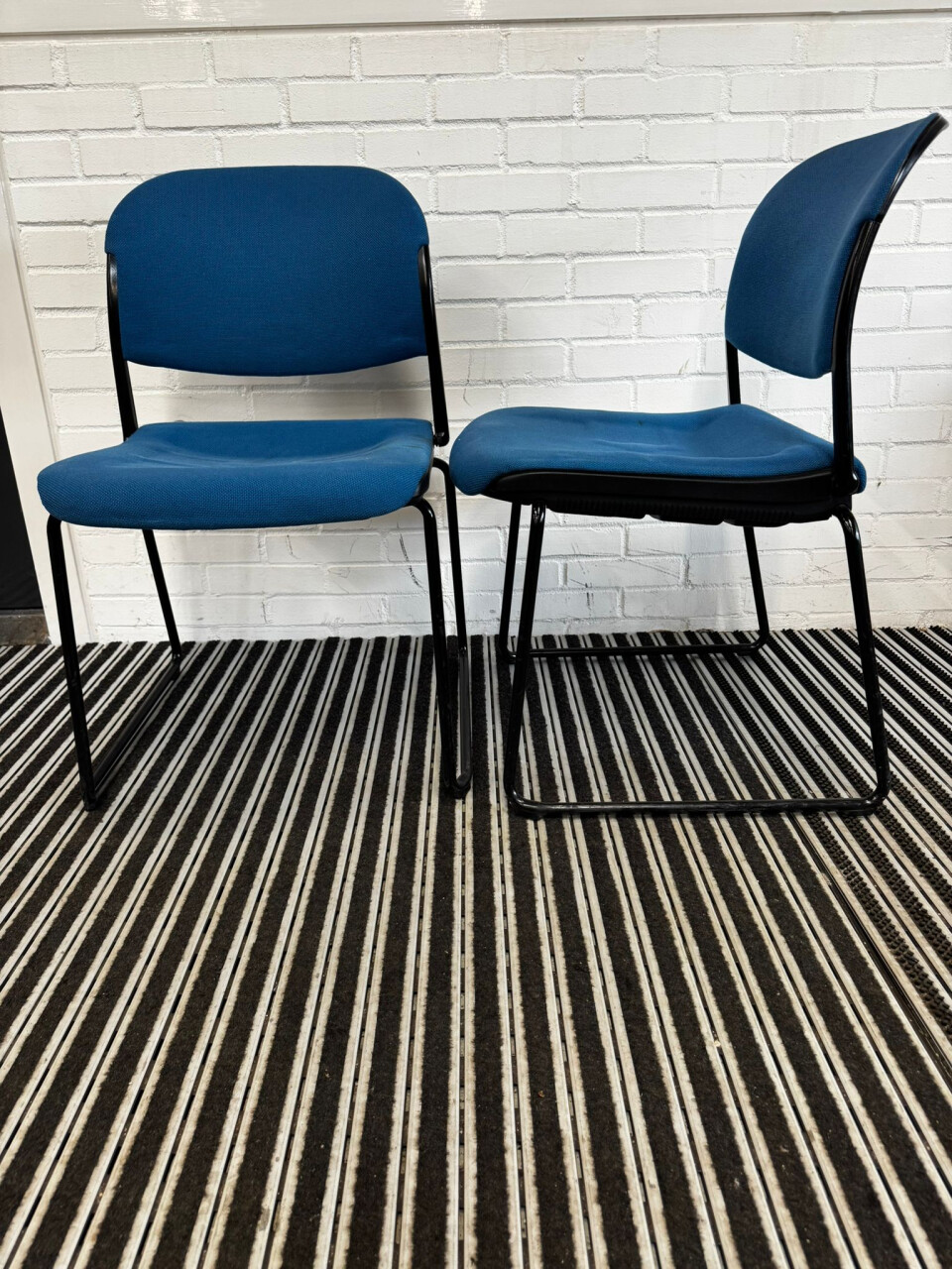 Vergaderstoelen / kantinestoelen – blauw gestoffeerd
