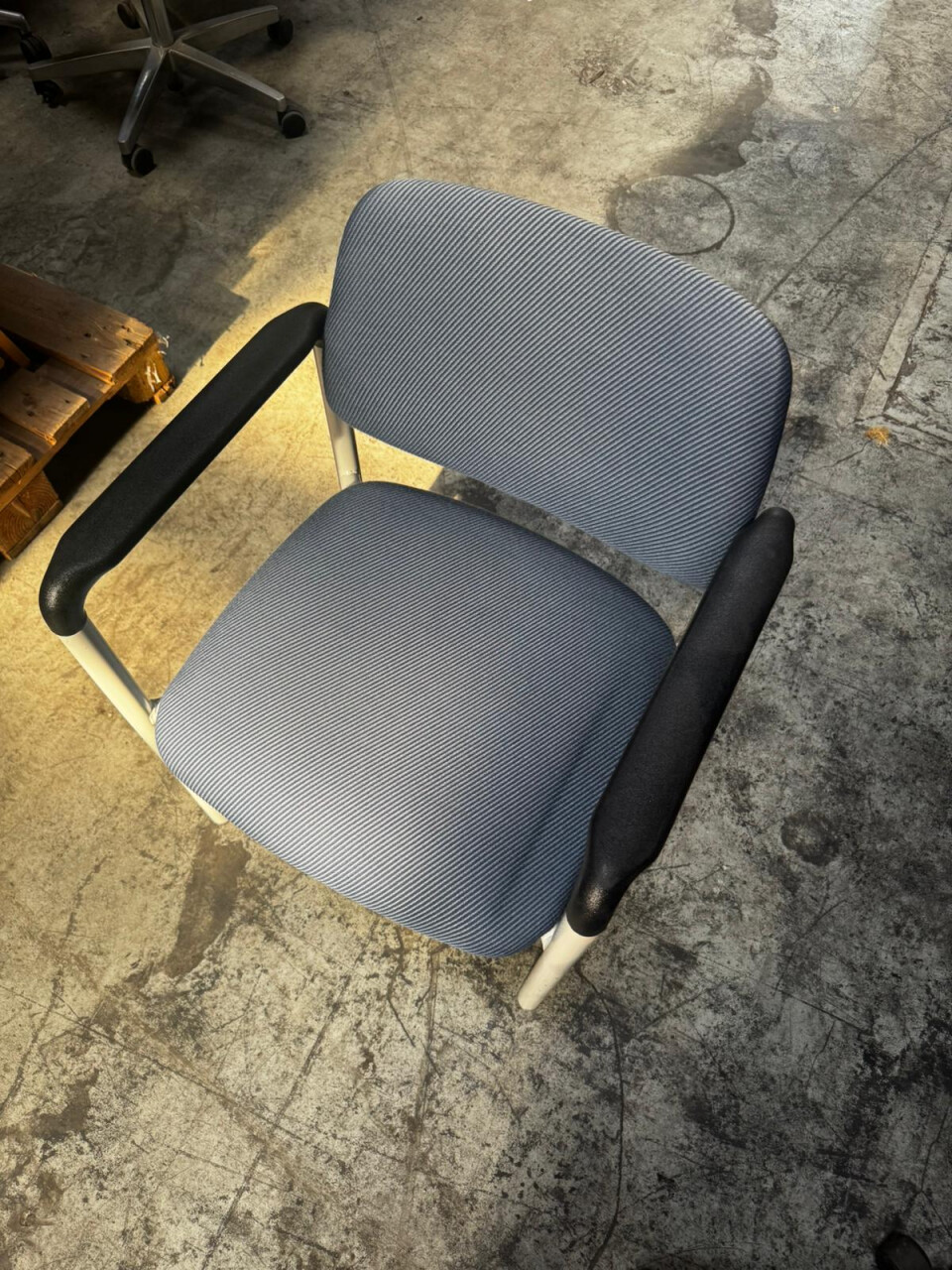 Stapelbare stoelen met armleuningen - Foto 2