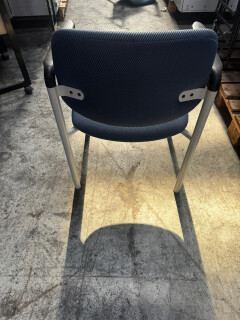 Stapelbare stoelen met armleuningen - Foto 3