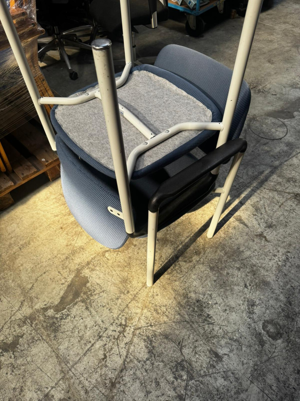 Stapelbare stoelen met armleuningen - Foto 4