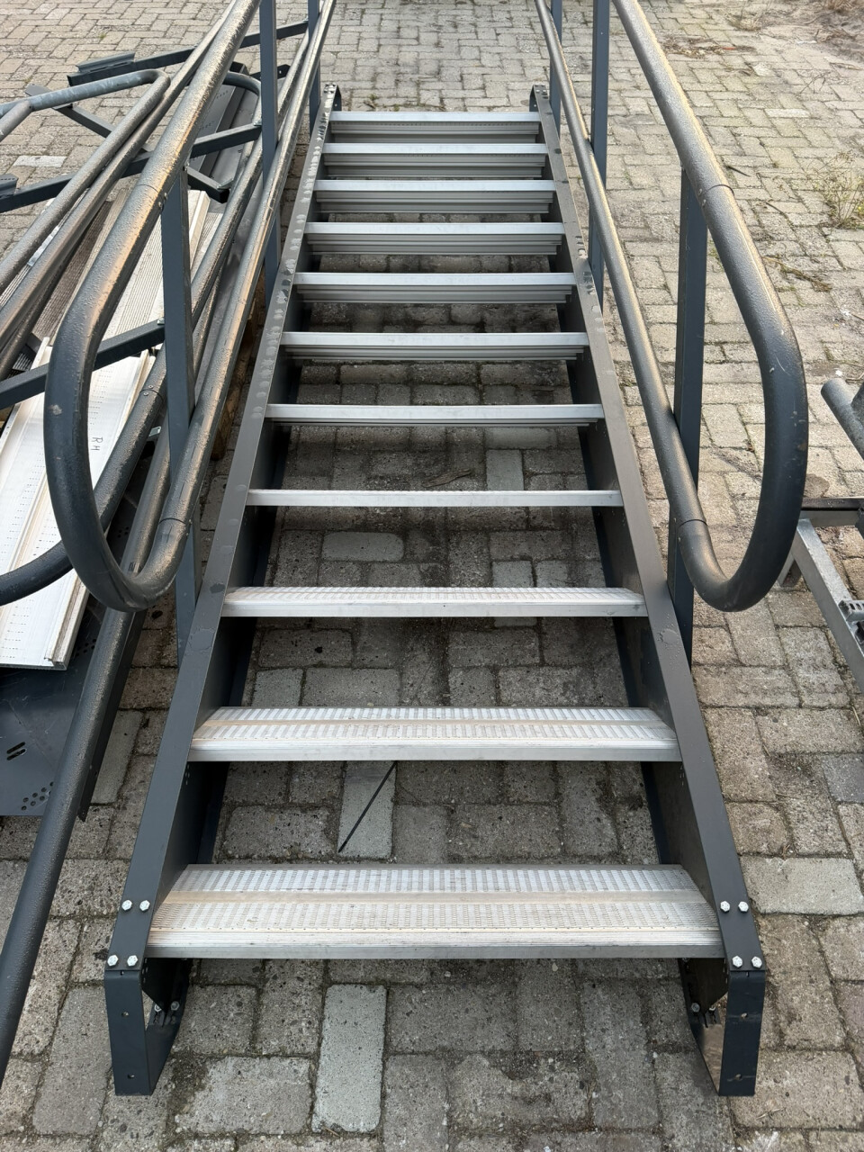 2 stuks SAPA aluminium steektrap 250 cm | dubbele leuning
